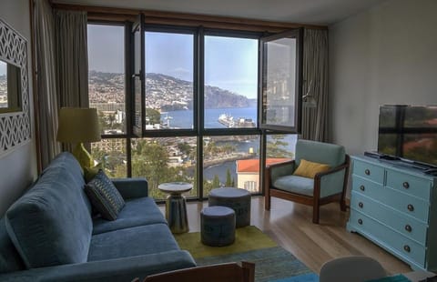 Communal lounge/ TV room, Day, Natural landscape, Living room, Dining area, On site, Lunch, Dinner