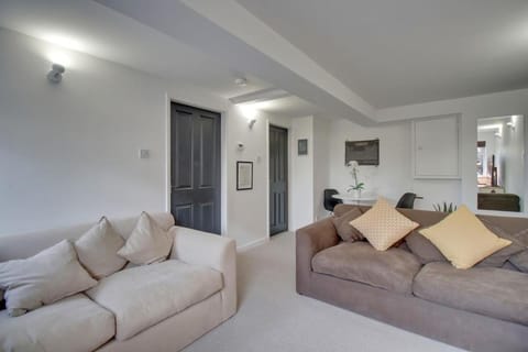 Stylish spacious apartment near airport, Rawdon Apartment in Leeds