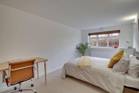 Stylish spacious apartment near airport, Rawdon Apartment in Leeds