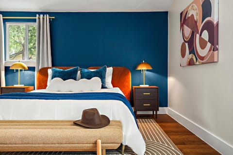 Desert Disco - 4BR Mid-Century Modern Design House in Austin