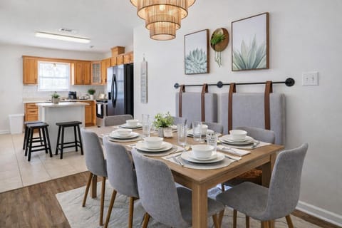 FAMILY Friendly Sleeps 10 4 Bedrooms King Bed & Pets House in Valdosta