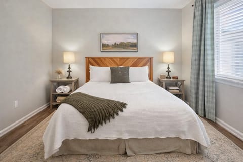 FAMILY Friendly Sleeps 10 4 Bedrooms King Bed & Pets House in Valdosta