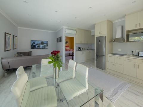 TV and multimedia, Kitchen or kitchenette, Living room, Seating area, Dining area