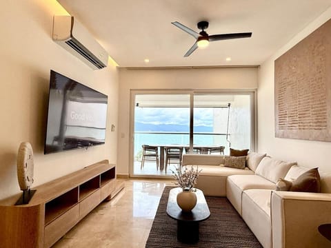 Communal lounge/ TV room, TV and multimedia, Living room, Seating area, Dining area, Evening entertainment, air conditioner