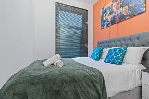 4 Bedroom House in Eccles, Trafford, Manchester - Sleeps 10 - 3 Double Beds - 4 Single Beds - FREE PARKING, Garden & Fast Fibre Wi-Fi - Close to Trafford Centre, MediaCityUK, Salford Quays, and both Old Trafford stadiums House in Stretford