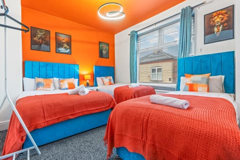 4 Bedroom House in Eccles, Trafford, Manchester - Sleeps 10 - 3 Double Beds - 4 Single Beds - FREE PARKING, Garden & Fast Fibre Wi-Fi - Close to Trafford Centre, MediaCityUK, Salford Quays, and both Old Trafford stadiums House in Stretford