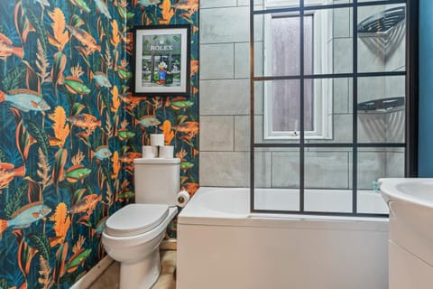 4 Bedroom House in Eccles, Trafford, Manchester - Sleeps 10 - 3 Double Beds - 4 Single Beds - FREE PARKING, Garden & Fast Fibre Wi-Fi - Close to Trafford Centre, MediaCityUK, Salford Quays, and both Old Trafford stadiums House in Stretford