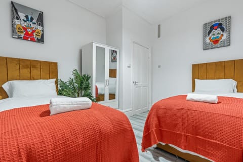 4 Bedroom House in Eccles, Trafford, Manchester - Sleeps 10 - 3 Double Beds - 4 Single Beds - FREE PARKING, Garden & Fast Fibre Wi-Fi - Close to Trafford Centre, MediaCityUK, Salford Quays, and both Old Trafford stadiums House in Stretford