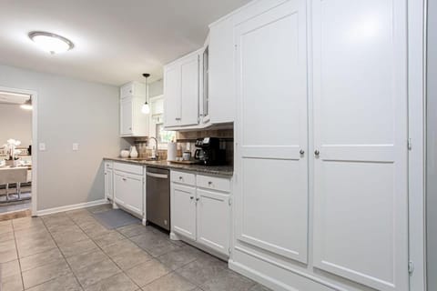 Tranquil Forest in the heart of Roswell House in Sandy Springs