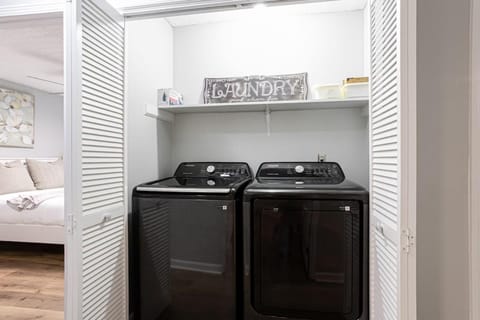 Tranquil Forest in the heart of Roswell House in Sandy Springs