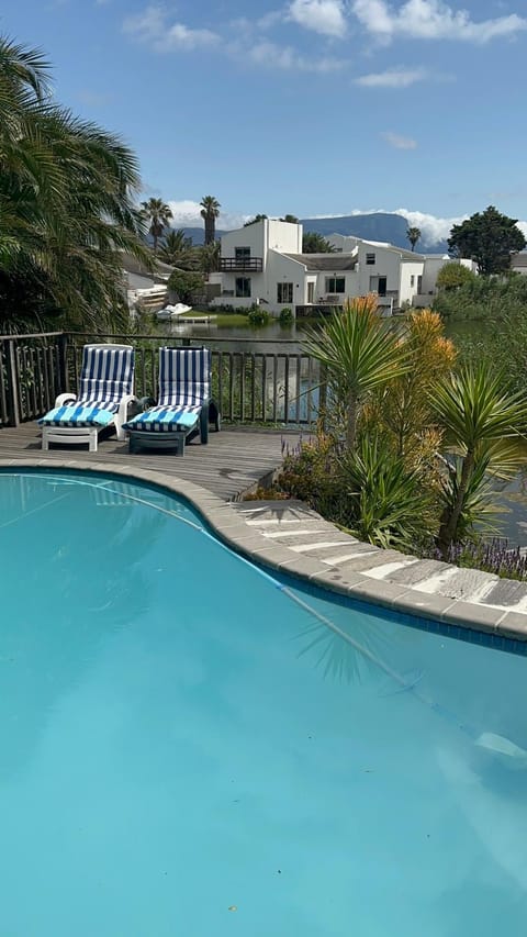 Day, Natural landscape, Mountain view, Pool view, Swimming pool, sunbed
