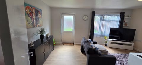 Communal lounge/ TV room, TV and multimedia, Living room, Seating area