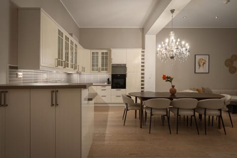 Kitchen or kitchenette, Dining area