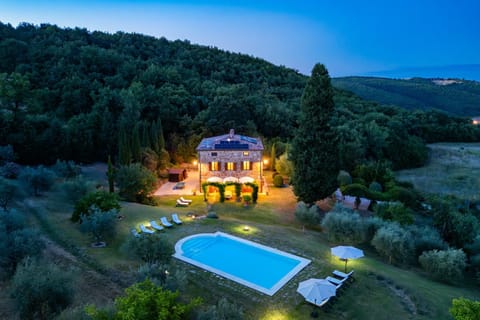 Property building, Natural landscape, Bird's eye view, Garden, Mountain view, Swimming pool, sunbed
