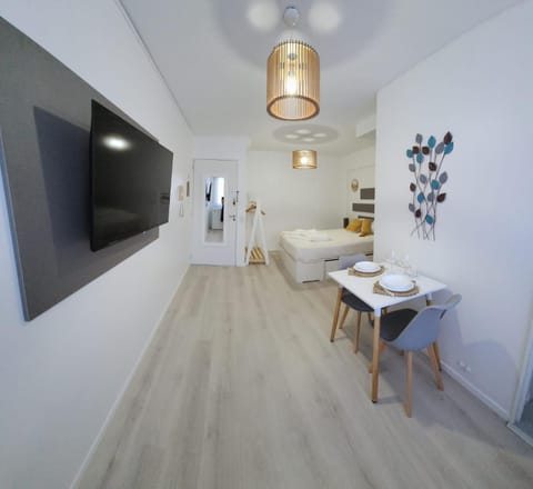 TV and multimedia, Living room, Seating area, Dining area