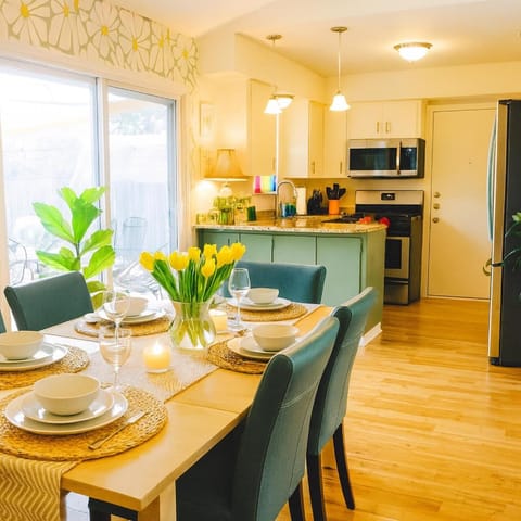 Kitchen or kitchenette, Dining area