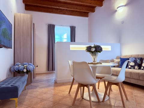 TV and multimedia, Living room, Seating area, Dining area