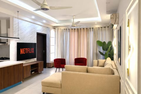 TV and multimedia, Living room, Decorative detail, Seating area