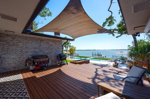 Stylish Mid Century Modern Waterfront Home with Pool and Hot Tub House in St Petersburg