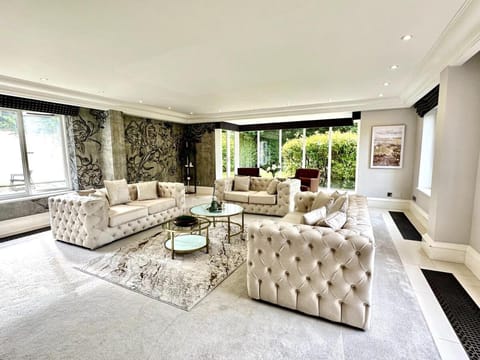 Luxury 8- bed Mansion in Prestigious Alderley Edge House in England