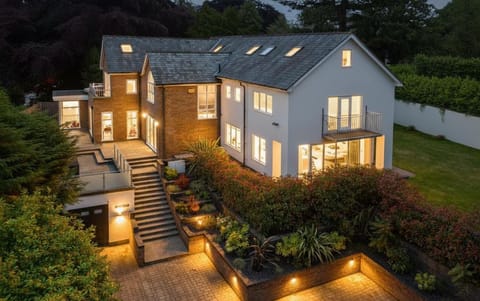 Luxury 8- bed Mansion in Prestigious Alderley Edge House in England