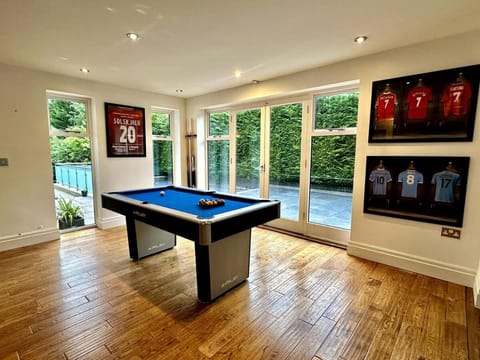Luxury 8- bed Mansion in Prestigious Alderley Edge House in England
