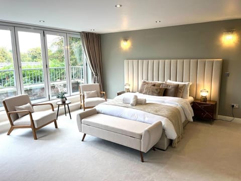 Luxury 8- bed Mansion in Prestigious Alderley Edge House in England