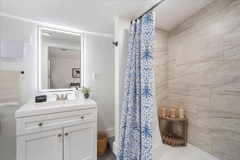Shower, Bathroom, Decorative detail, towels