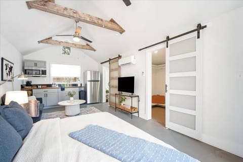 Bathroom, TV and multimedia, Kitchen or kitchenette, Photo of the whole room, Decorative detail, Bedroom