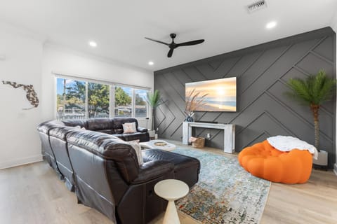 Communal lounge/ TV room, TV and multimedia