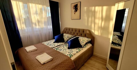 Seating area, Bedroom, towels