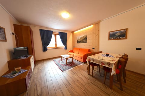 TV and multimedia, Seating area, Dining area