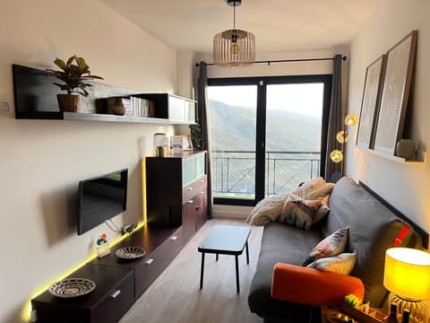 TV and multimedia, Living room, Seating area, Mountain view