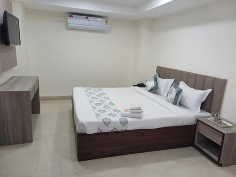 Bed, TV and multimedia, Bedroom, towels, air conditioner