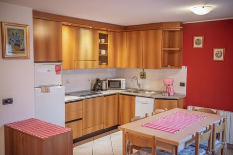 Kitchen or kitchenette, Dining area, oven, pet friendly, stove, toaster