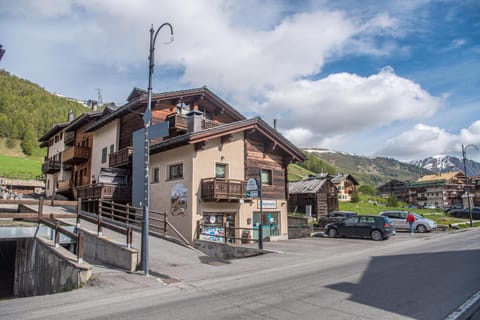 Neighbourhood, Natural landscape, Mountain view, Street view, Parking