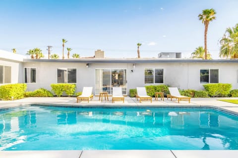 Golden Age Retreat with pool and hot tub House in Palm Springs