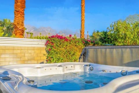 Golden Age Retreat with pool and hot tub House in Palm Springs