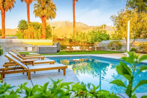 Golden Age Retreat with pool and hot tub House in Palm Springs