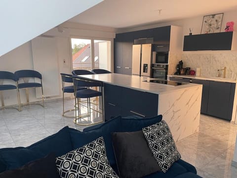 Kitchen or kitchenette, minibar, oven, stove
