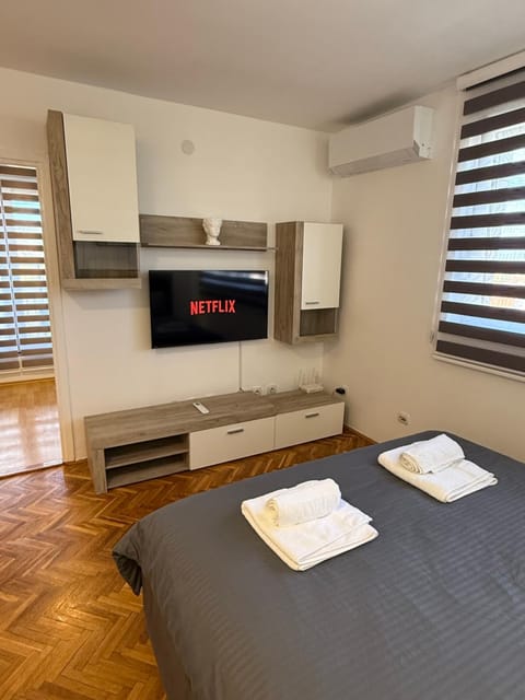 Bed, TV and multimedia, Bedroom, towels, air conditioner