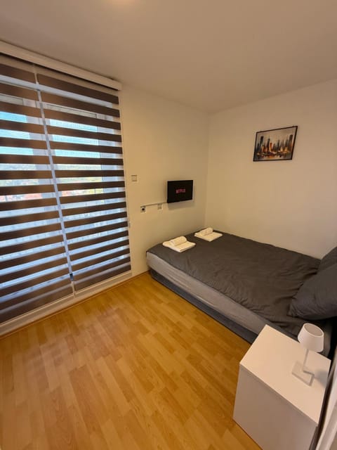 Bed, TV and multimedia, Bedroom