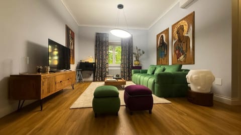 TV and multimedia, Living room, Seating area, Evening entertainment