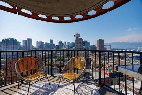 Spacious 2BD in Vancouver Patio with Ocean View House in Vancouver
