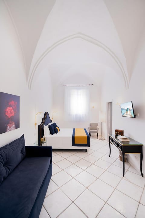 Bed, TV and multimedia, Bedroom