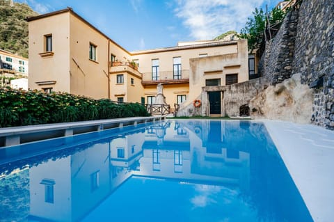 Property building, Day, Pool view, Swimming pool, sunbed