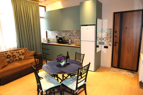 Kitchen or kitchenette, Seating area, Dining area