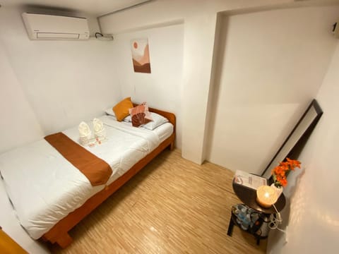 Bed, Living room, Photo of the whole room, Seating area, Bedroom, air conditioner