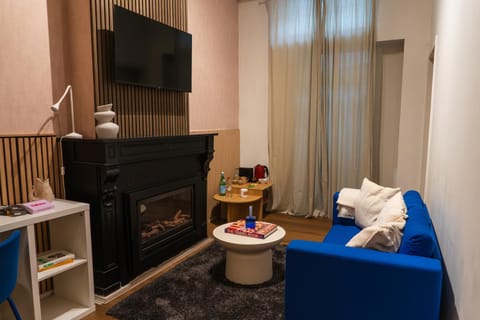 Bed, TV and multimedia, Seating area, Bedroom