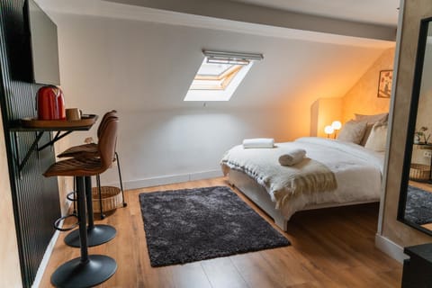 Bed, TV and multimedia, Photo of the whole room, Bedroom, towels